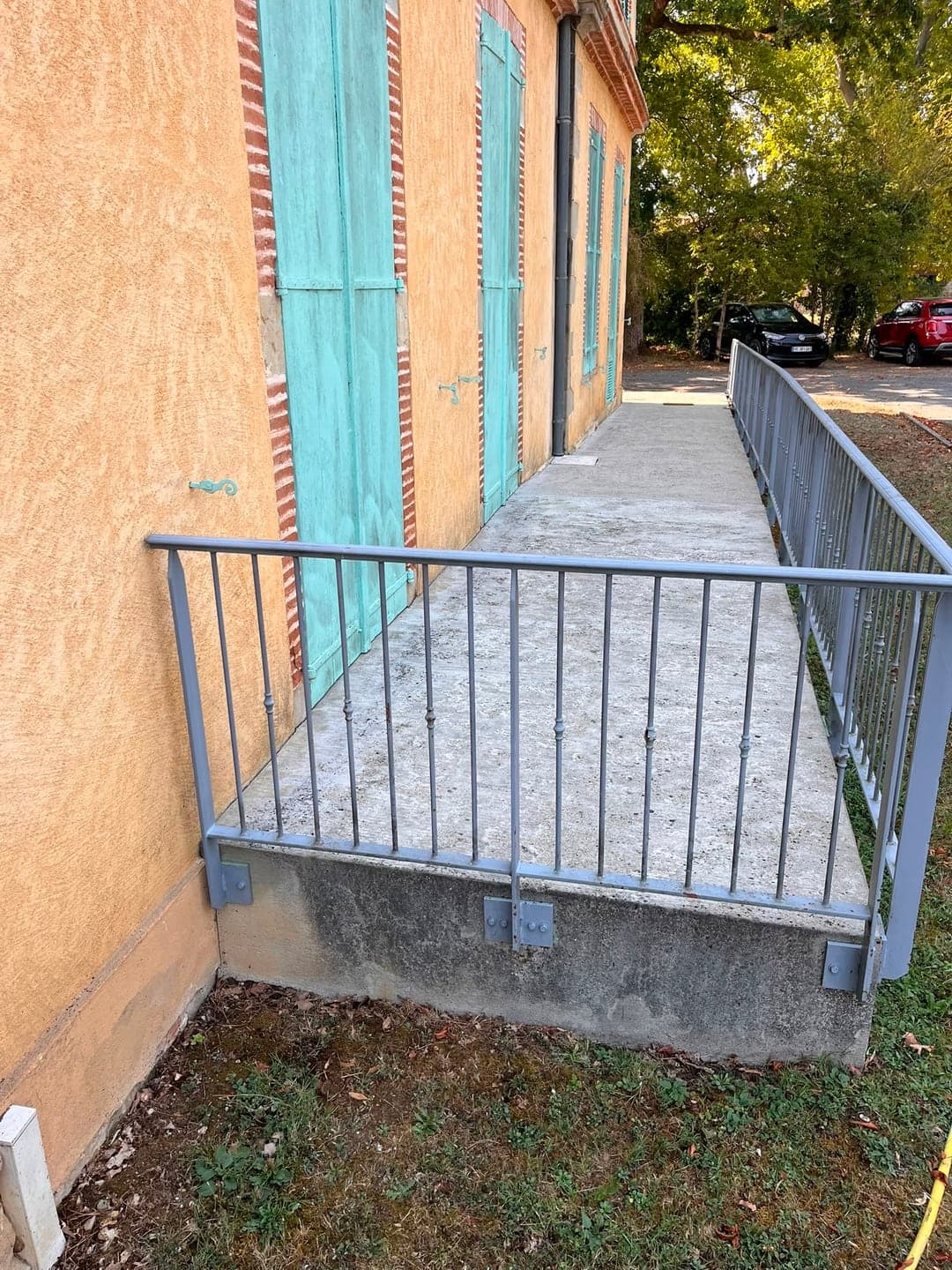 La même allée, béton dégagé jusqu'au mur