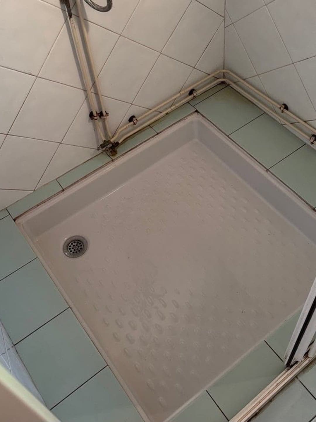 Le même bac de douche, fond et pourtour rendus