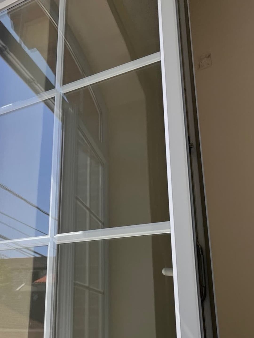 La même fenêtre, verre et cadre repris