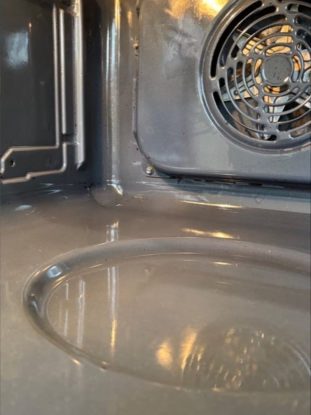 Le même ventilateur, grille et pales dégagées