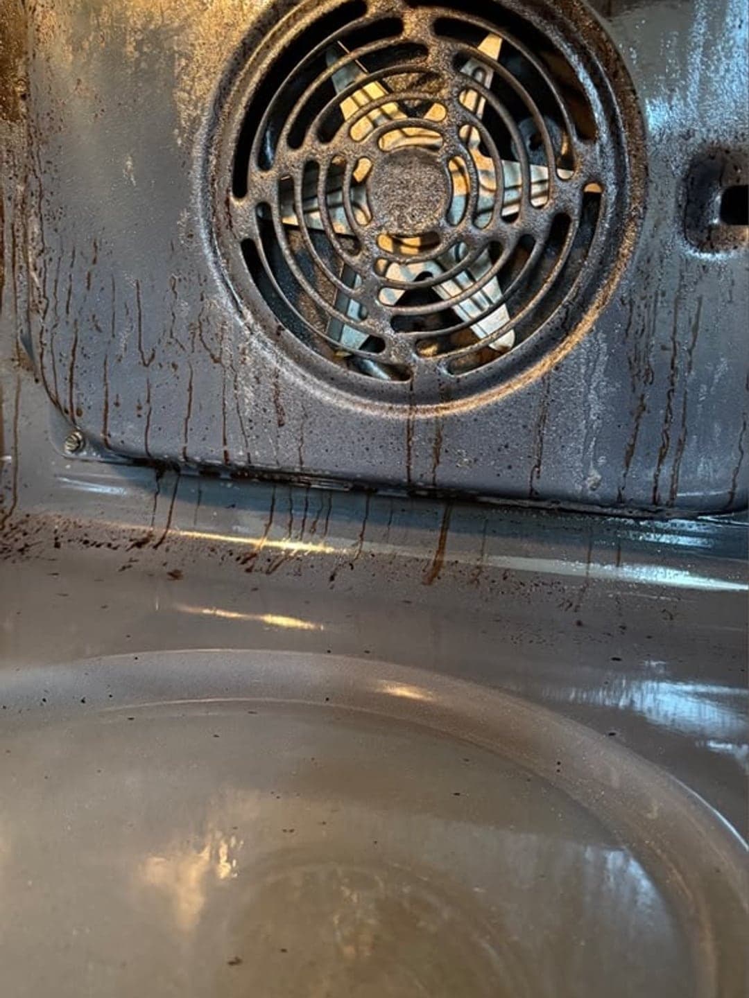 Ventilateur de four encrassé au fond de la cavité