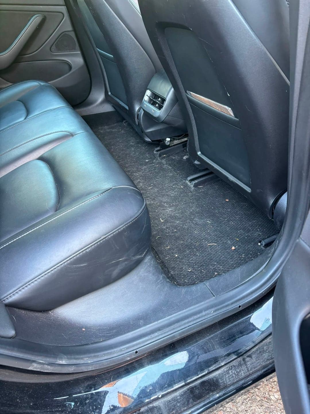 Places arrière d'un véhicule, moquette et assises souillées