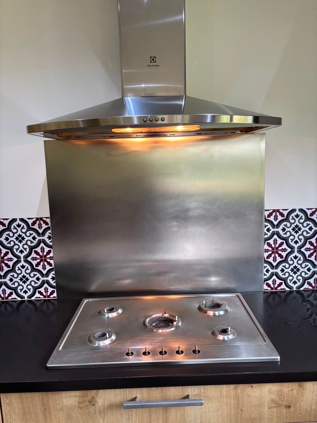 Hotte inox et plaque de cuisson rendues nettes
