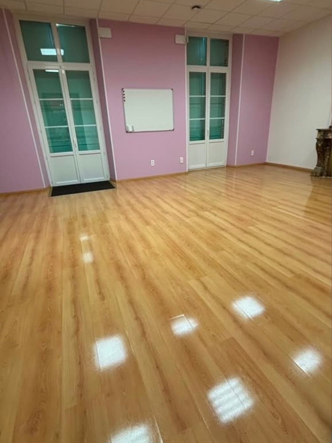 Salle claire d'un bâtiment public, sol vitrifié remis en état