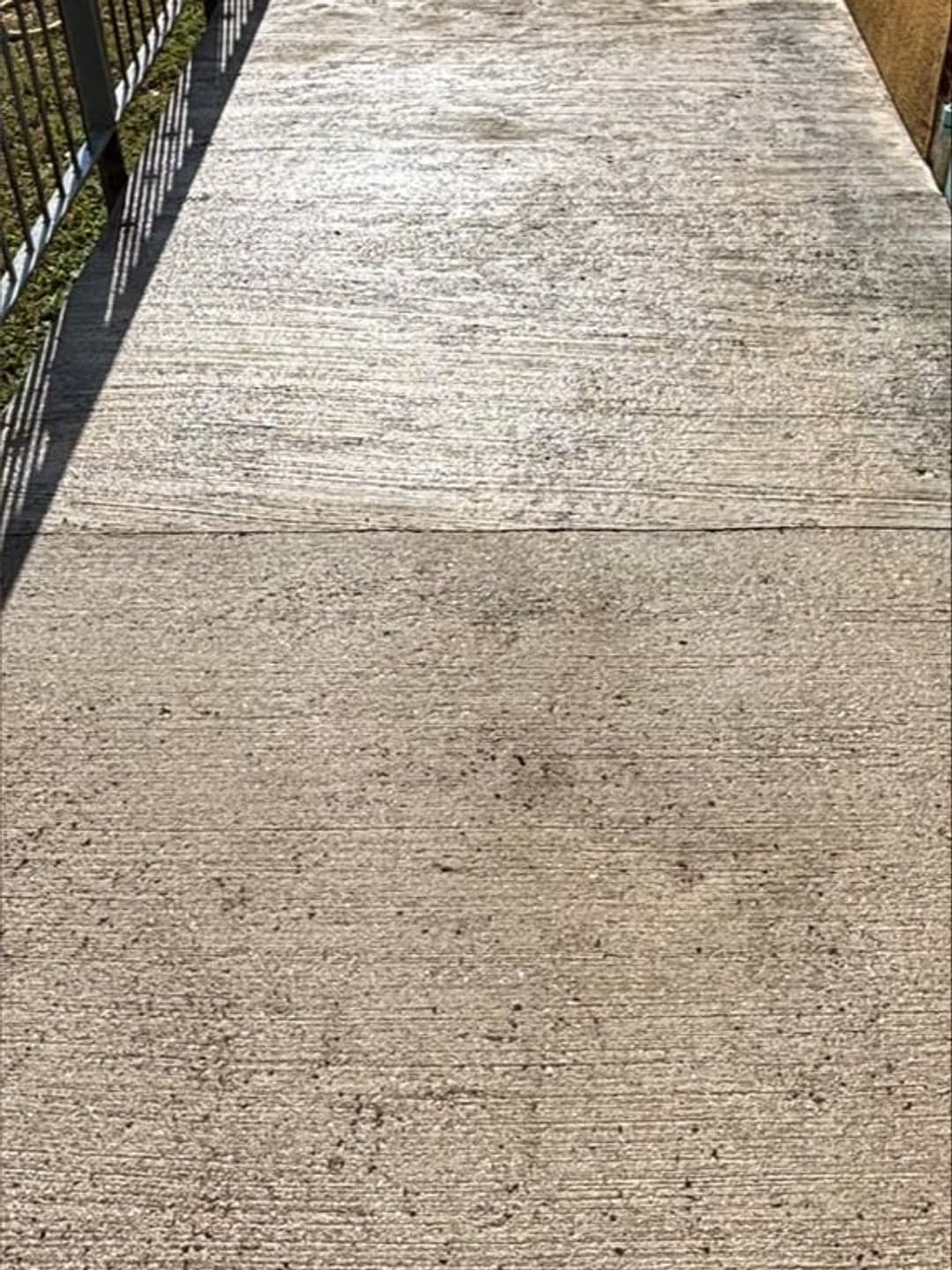 Le même cheminement, béton lavé