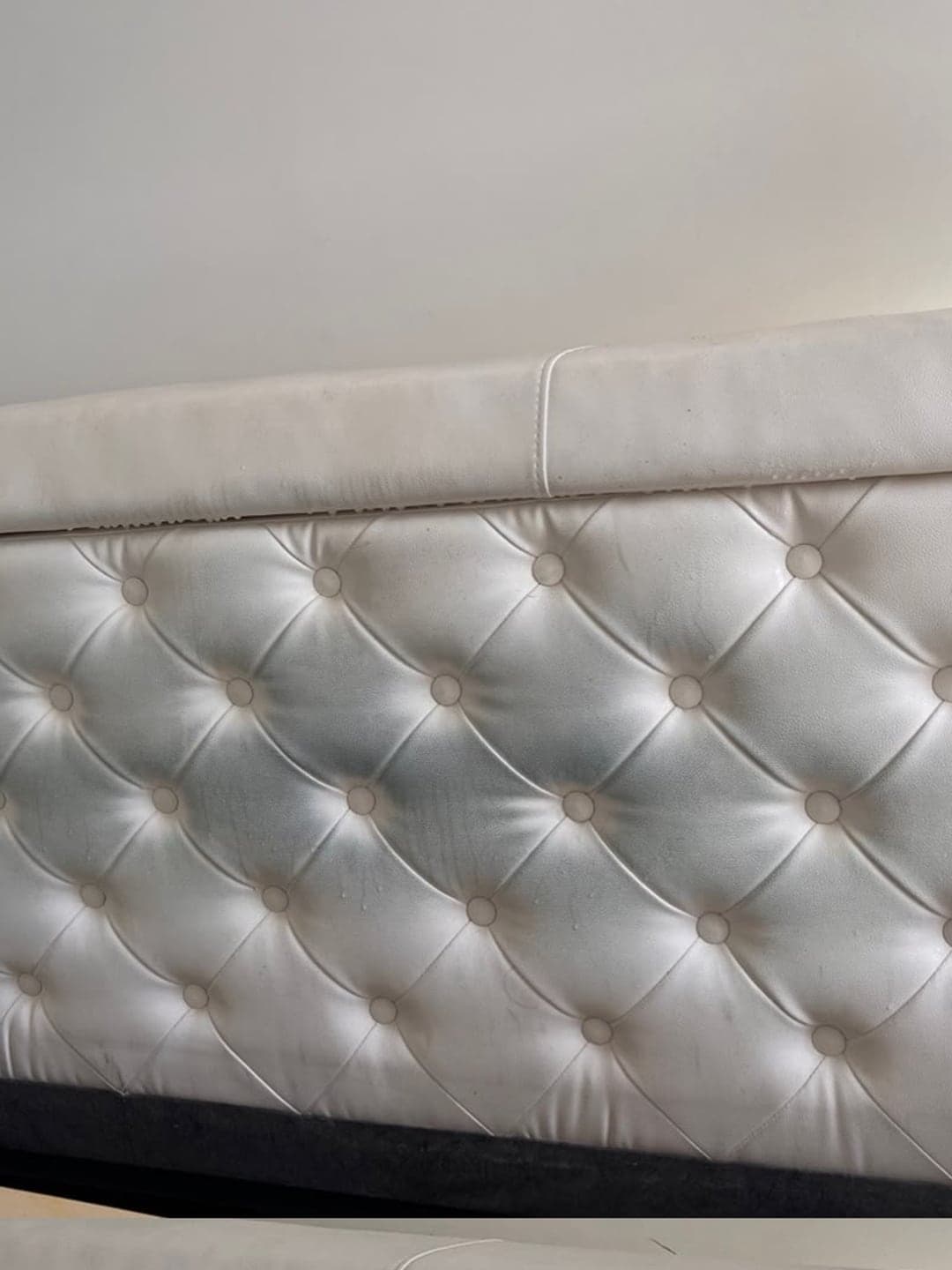 Tête de lit capitonnée en simili, marquée aux boutons