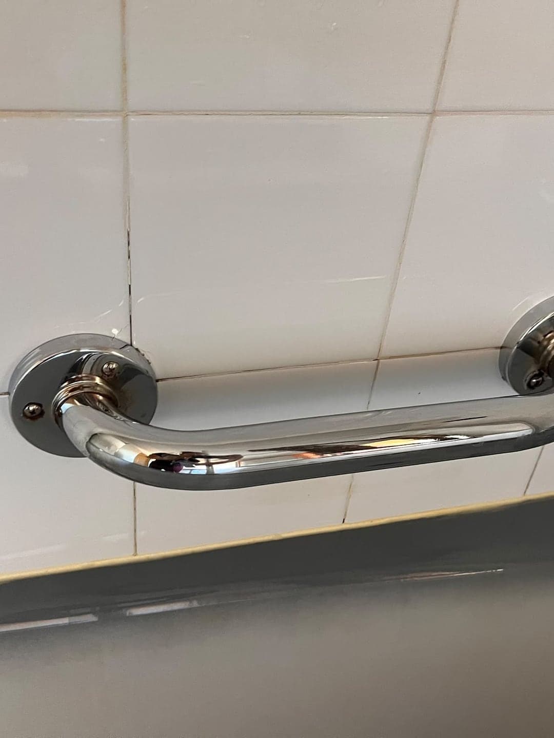 La même barre d'appui, chrome et joints rendus