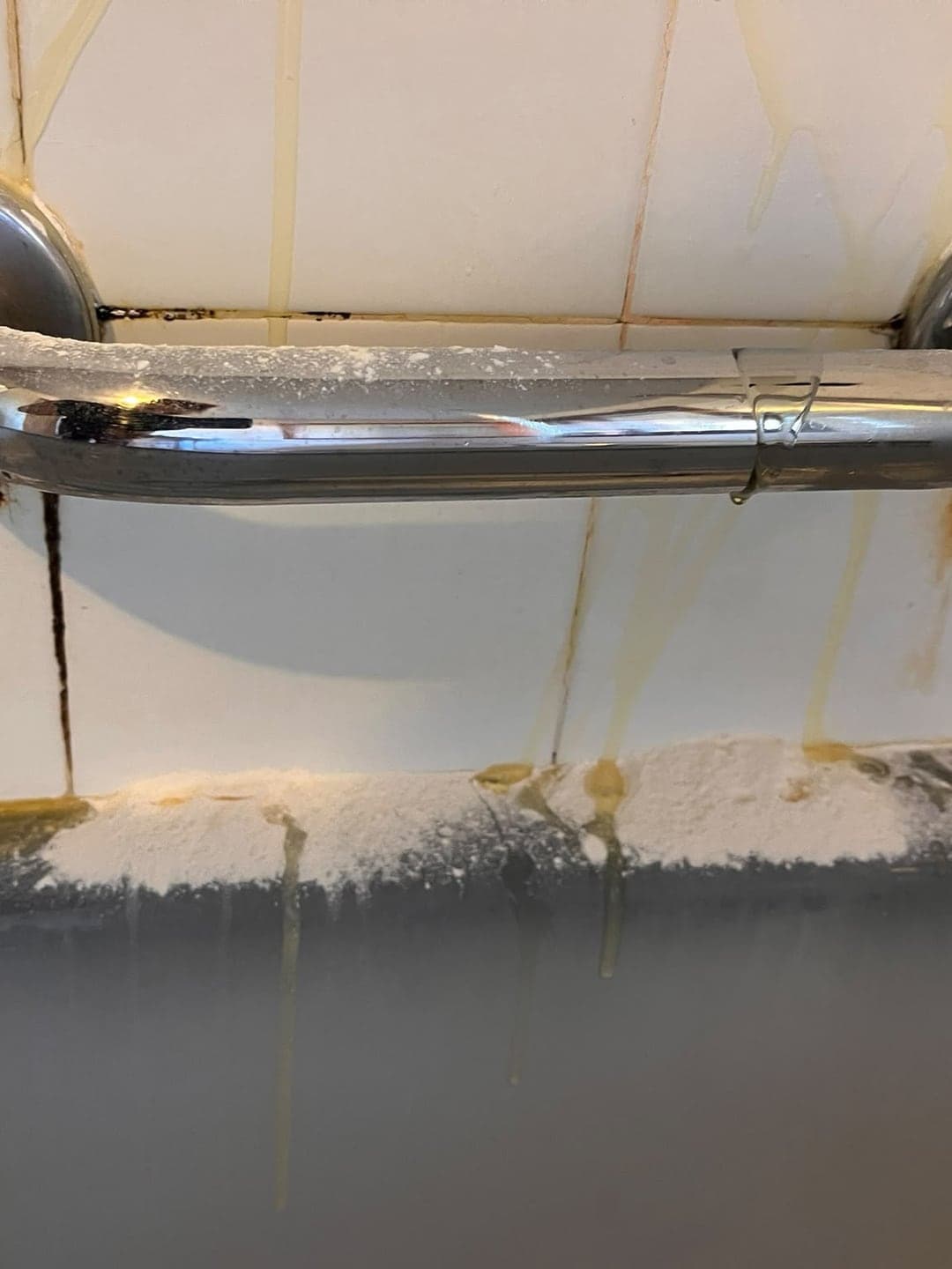 Barre d'appui de douche piquée de rouille, faïence coulée