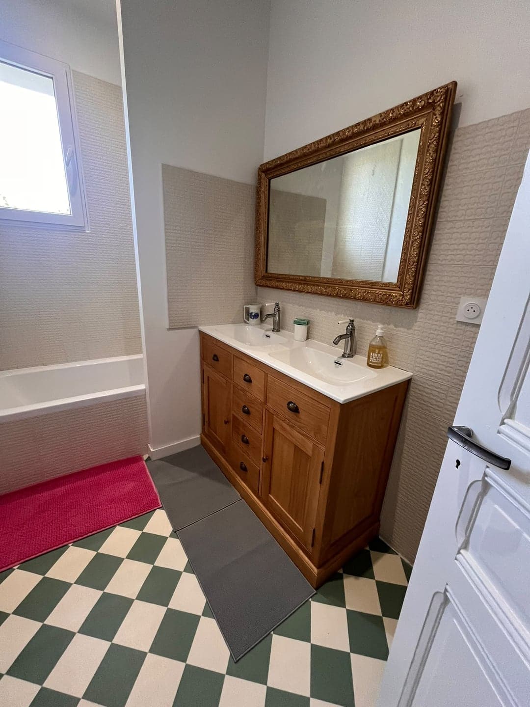 Salle d'eau à meuble bois et sol damier, remise en état